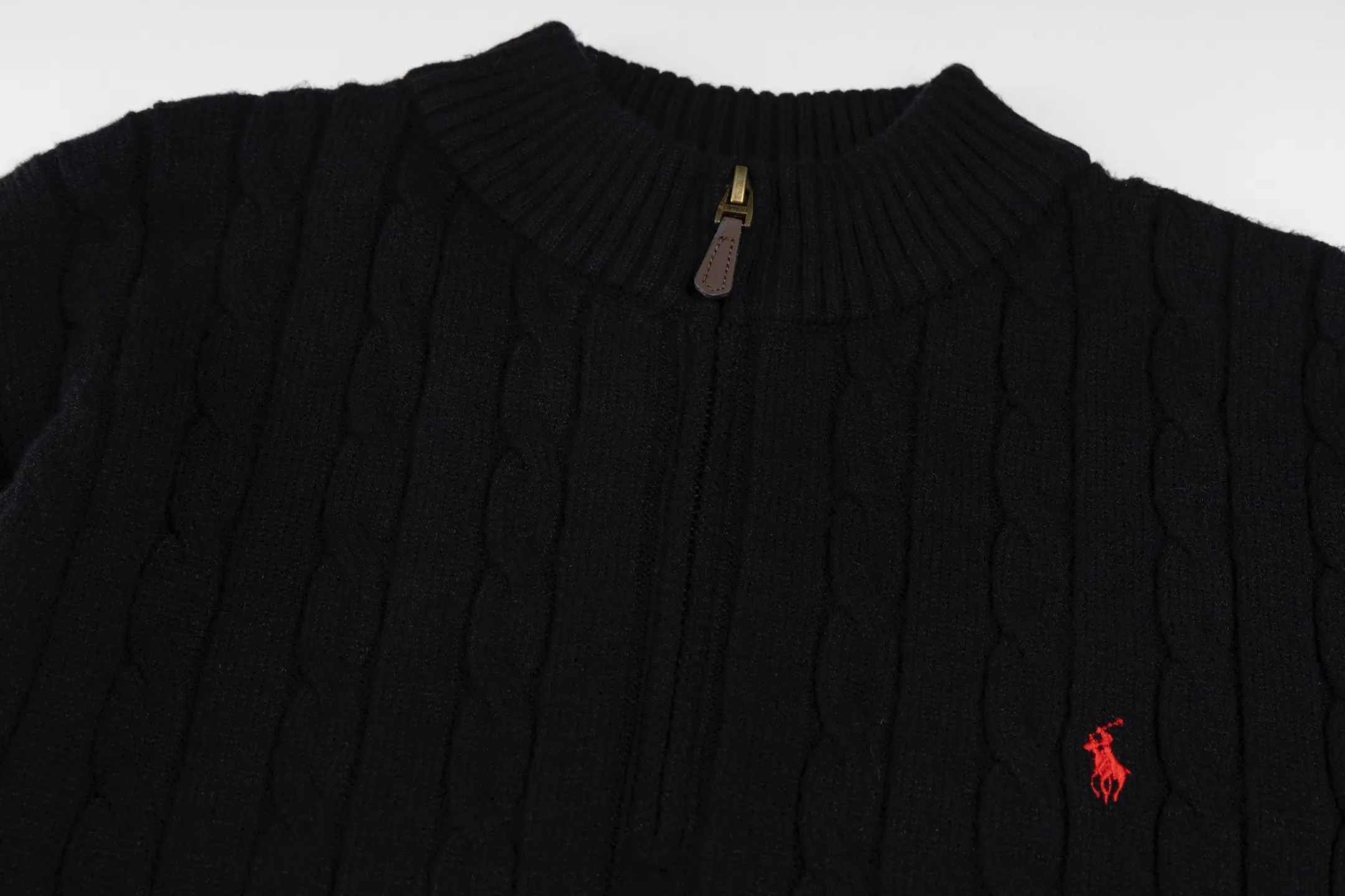 P240 Style No. B112 Raff half-zip twist embroidered knitted round neck sweater Official website counter consistent sweater High-elasticity imitation rabbit fur core-spun yarn fine knitted fabric Customized original lettering mold half-open zipper Popular Internet celebrity versatile OS version can be worn up to about 180 pounds Imported machine textile takes a month to match the sweater Three standards are complete Customized accessories Matching version Same style for men and women Colour: Gray Black Size: S M L XL Manual measurement error of about 1-3cm is normal